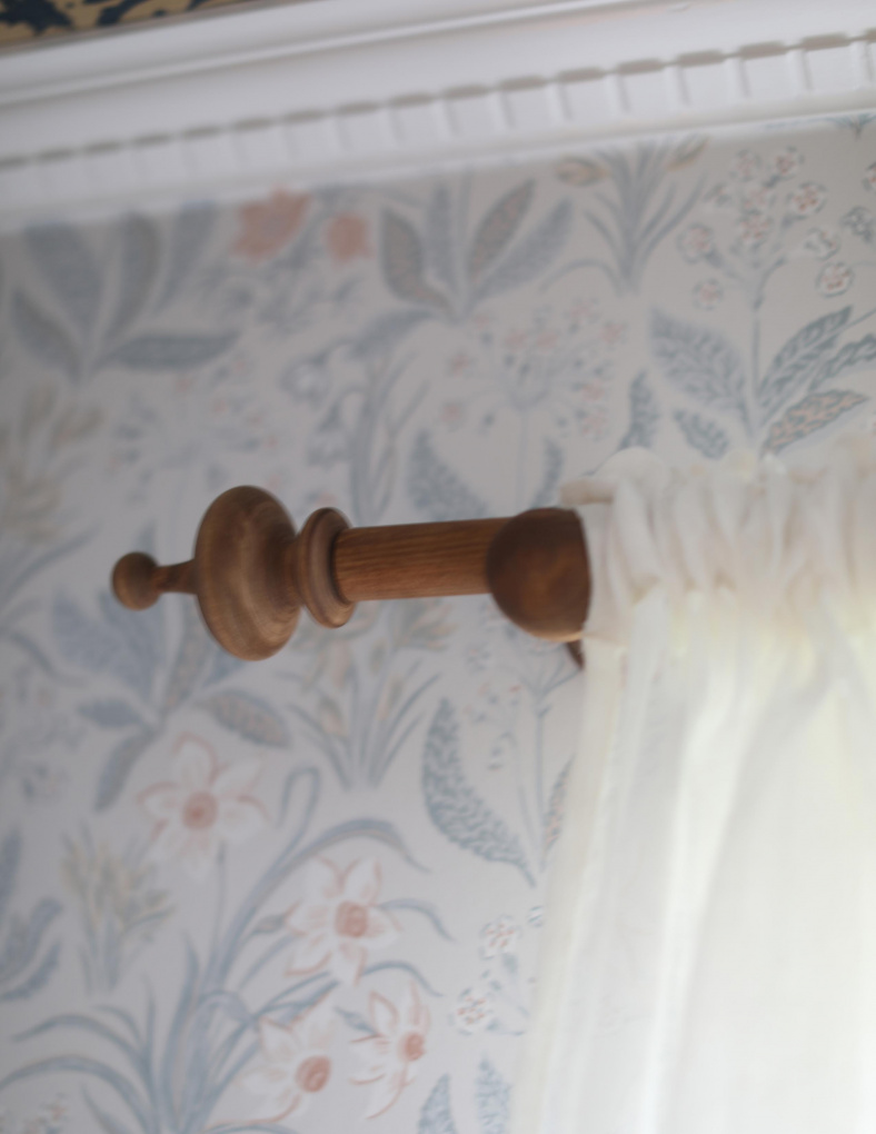 Sekelskiftesgardinstång i trä