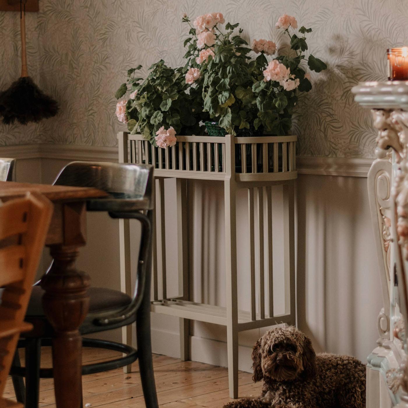 Tidstrogna möbler för hem med själ och historia