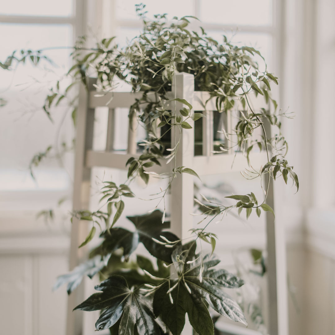 Närbild på övre delen av piedestalen Karin i pärlgrått 