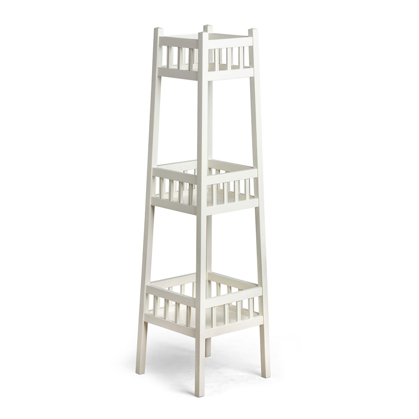 Piedestal Karin i vitmålat trä med tre runda hyllplan 