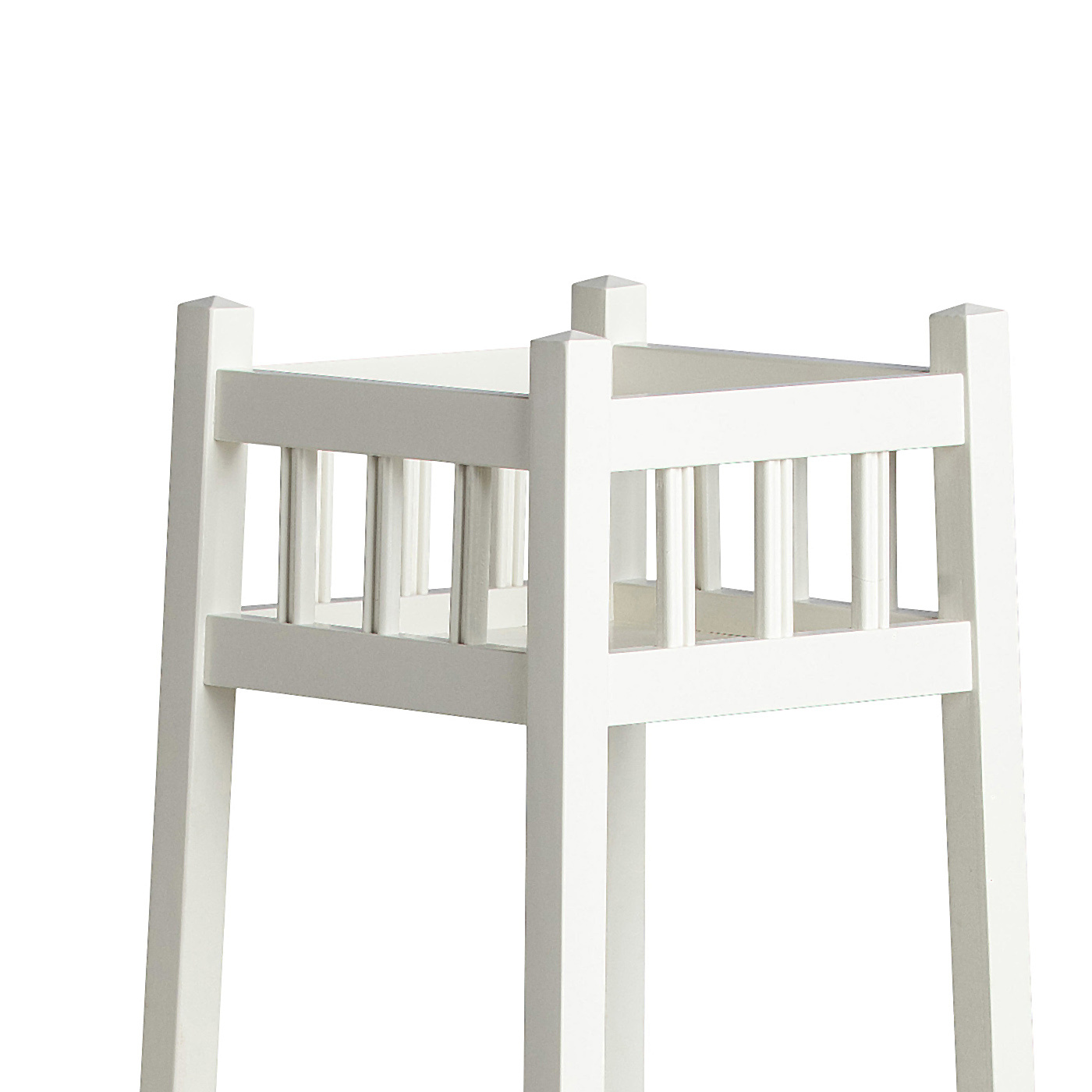 Närbild på piedestalens övre del med vitmålad träyta 