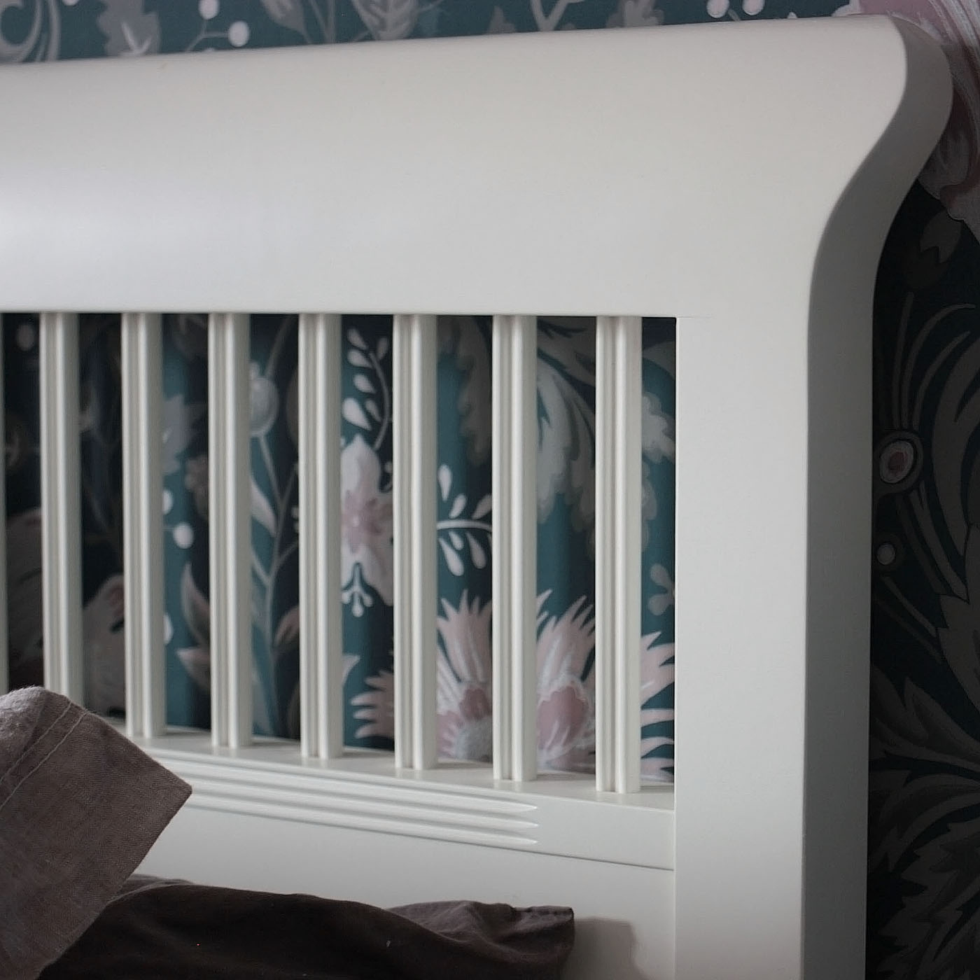 Närbild på sänggavelns detaljer i massiv björk 