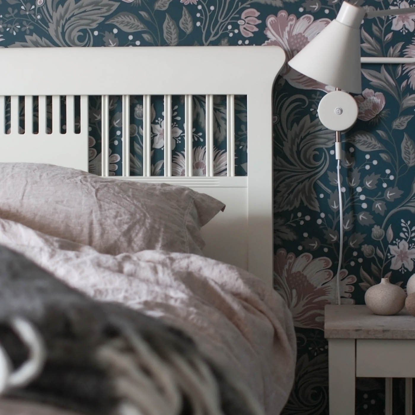 Sängram i Sekelskiftes stil Carlshaga