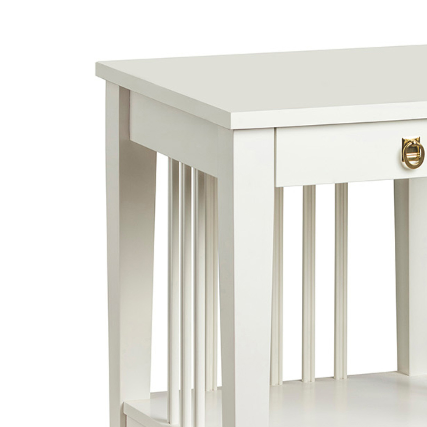 Detaljbild på sängbord i svensk massiv björk med träskiva, elegant design