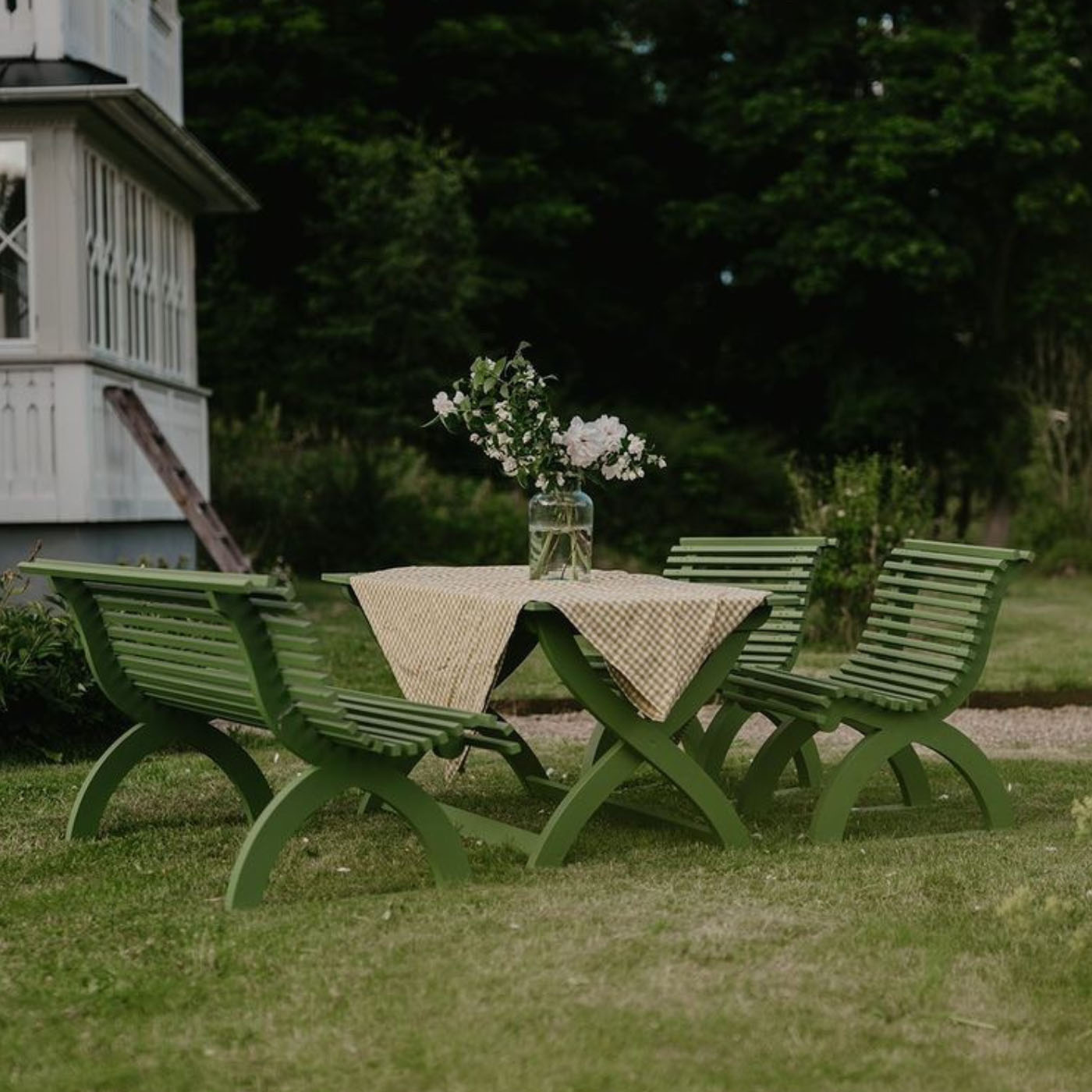 Trädgårdssoffa Astrid placerad i klassisk svensk trädgård, sekelskiftesstil, grön kromoxidmålad, Carlshaga