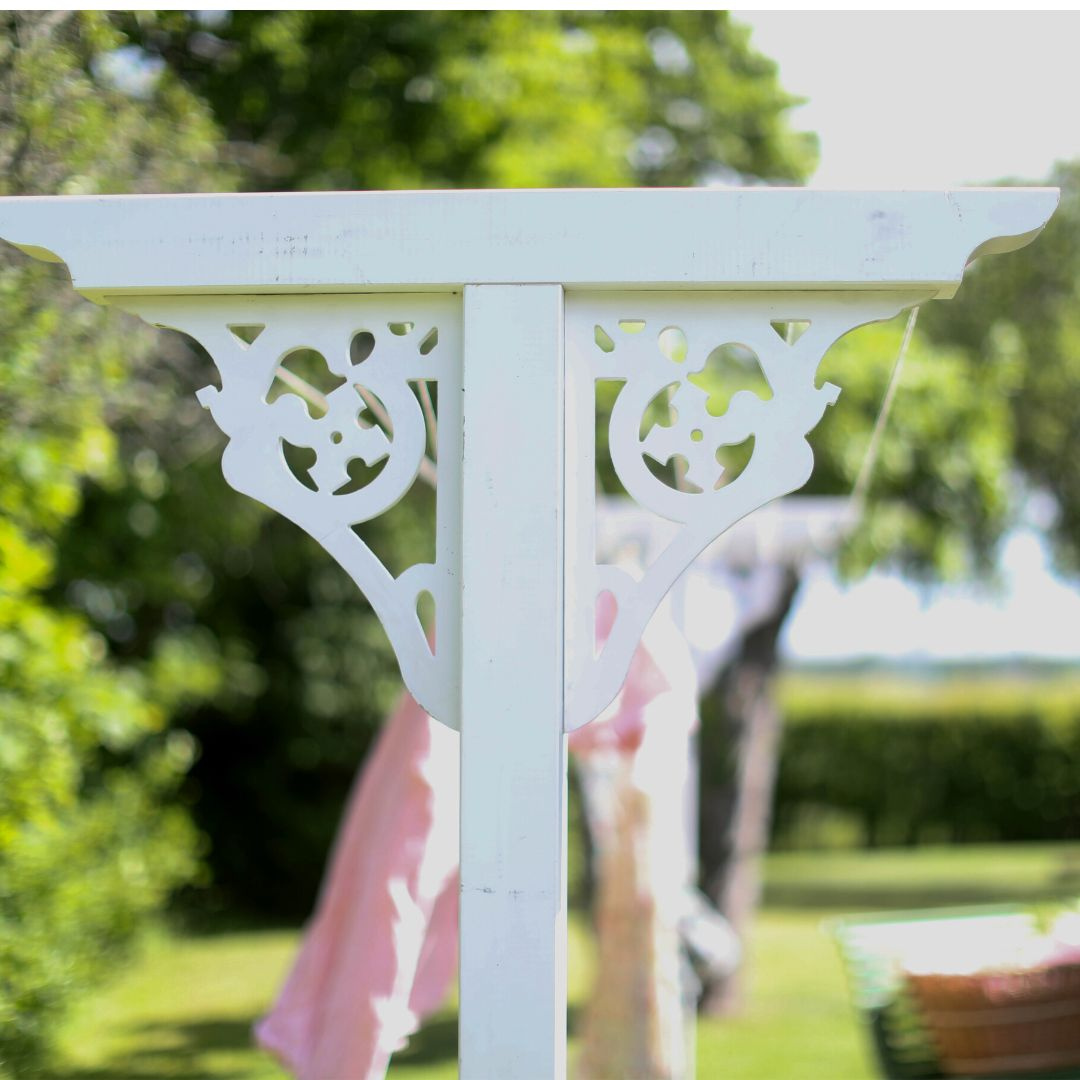 Närbild på torkställning och snickarglädje 