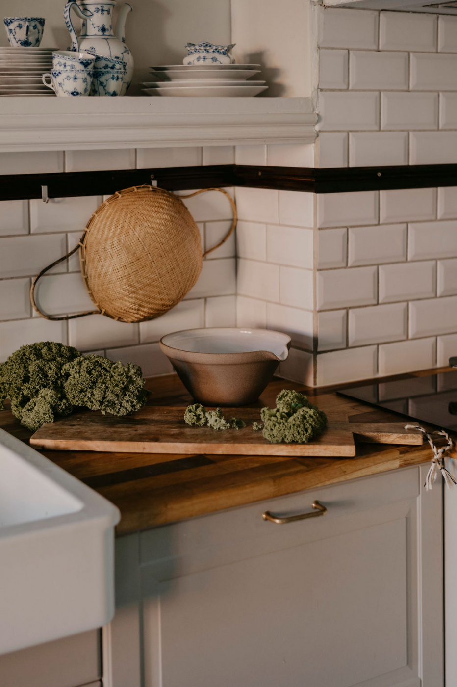 Spillkum på köksbänk i stilrent och ljust kök 