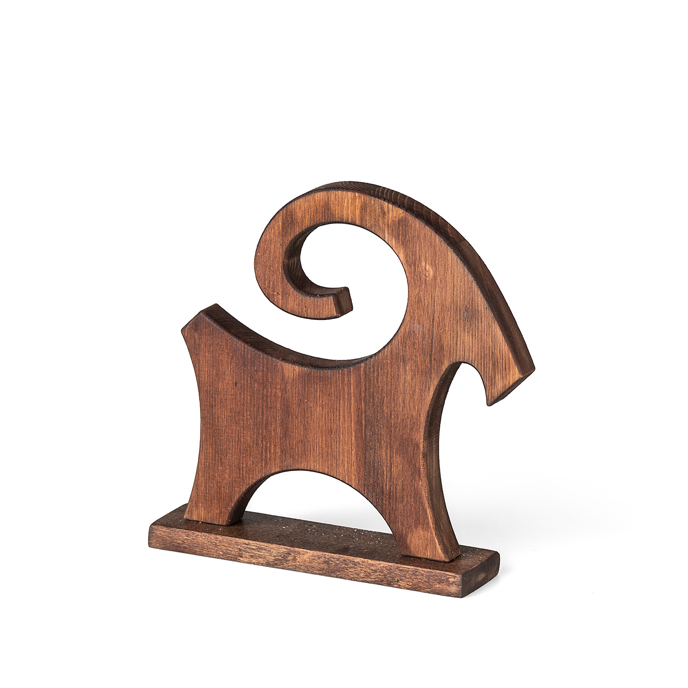 Detaljerad närbild på brunbetsad julbock i trä – handmålad 