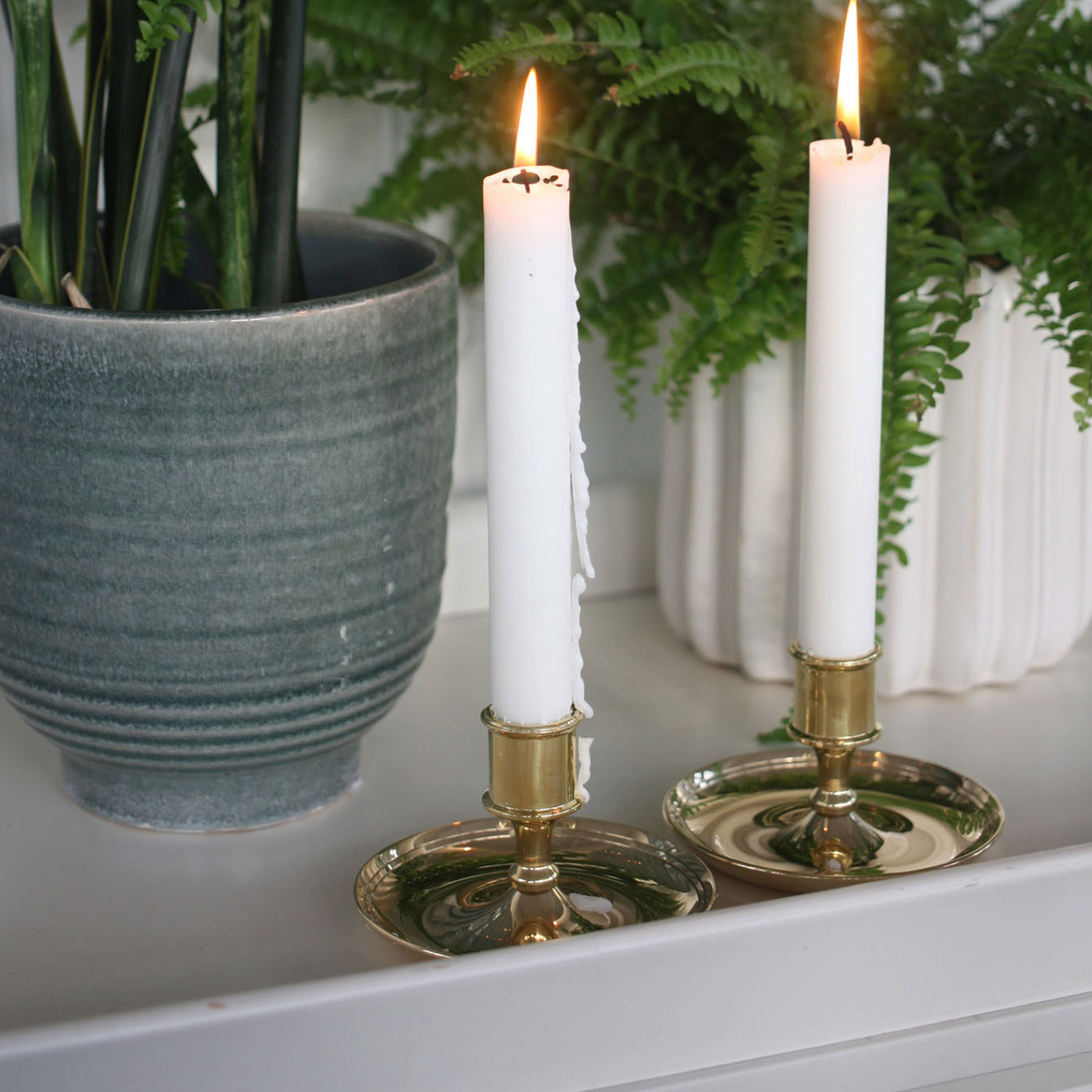 Närbild på detaljrik mässingsljusstake i mässing 