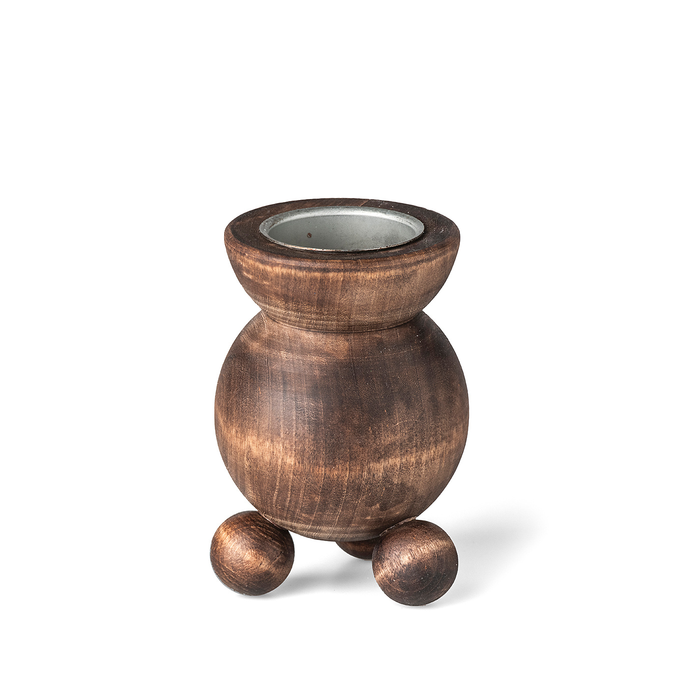 Närbild på svensk handgjord kulljusstake med klassisk design 