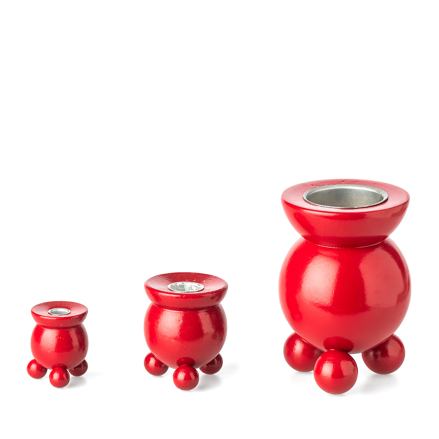 Röd kulljusstake 13 cm tillsammans med andra kulljusstakar