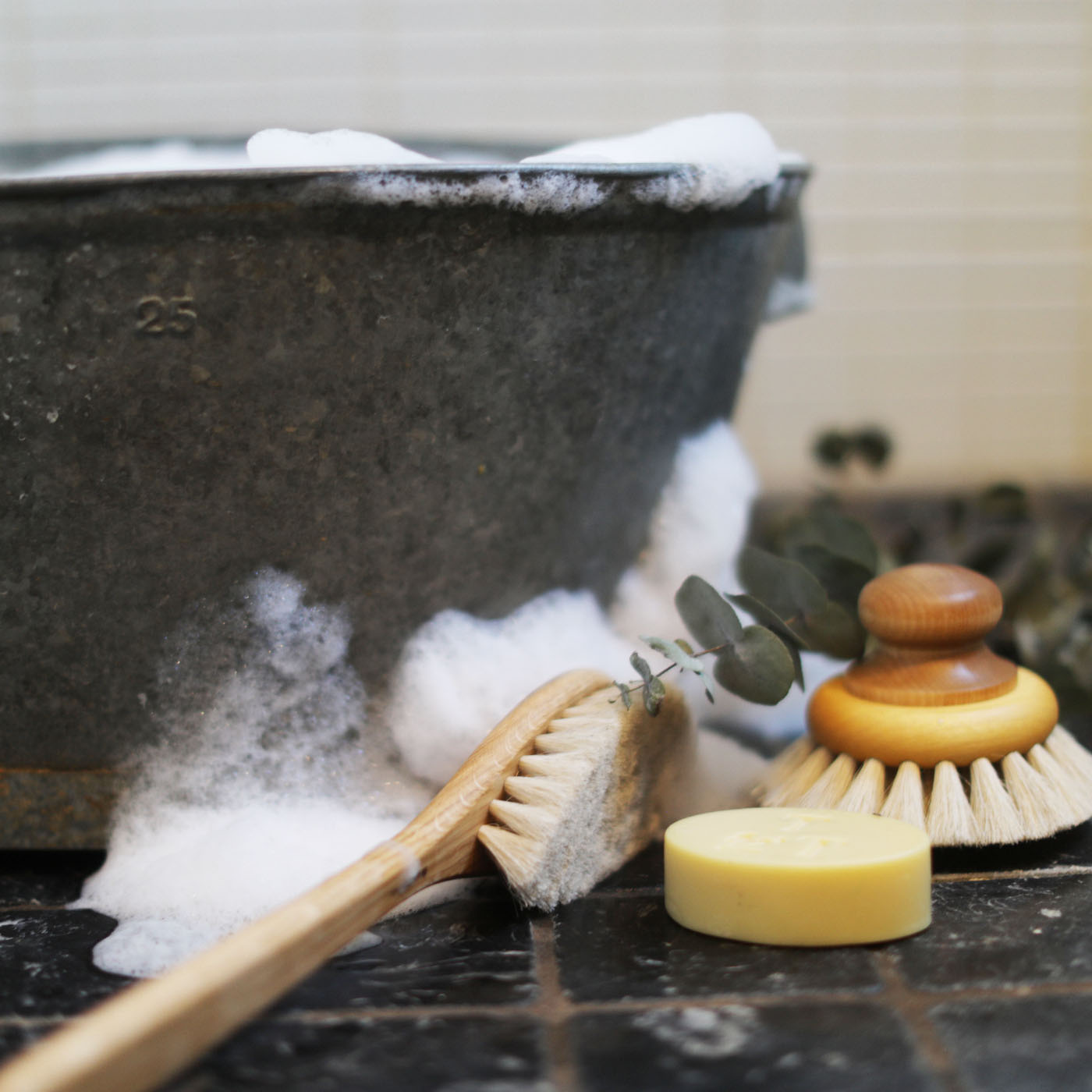 Tvål Magnifik tillsammans med tvättborstar, ekologisk och handgjord