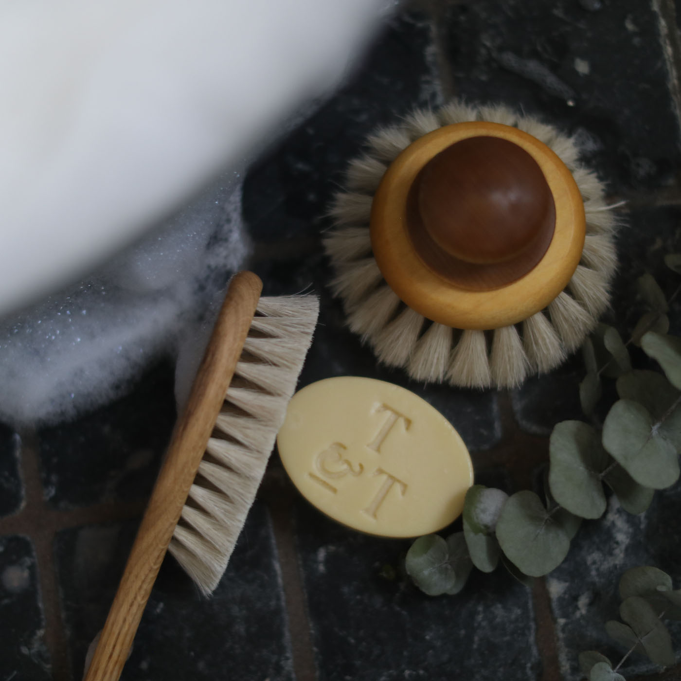 Tvål Magnifik tillsammans med tvättborstar, ekologisk och handgjord