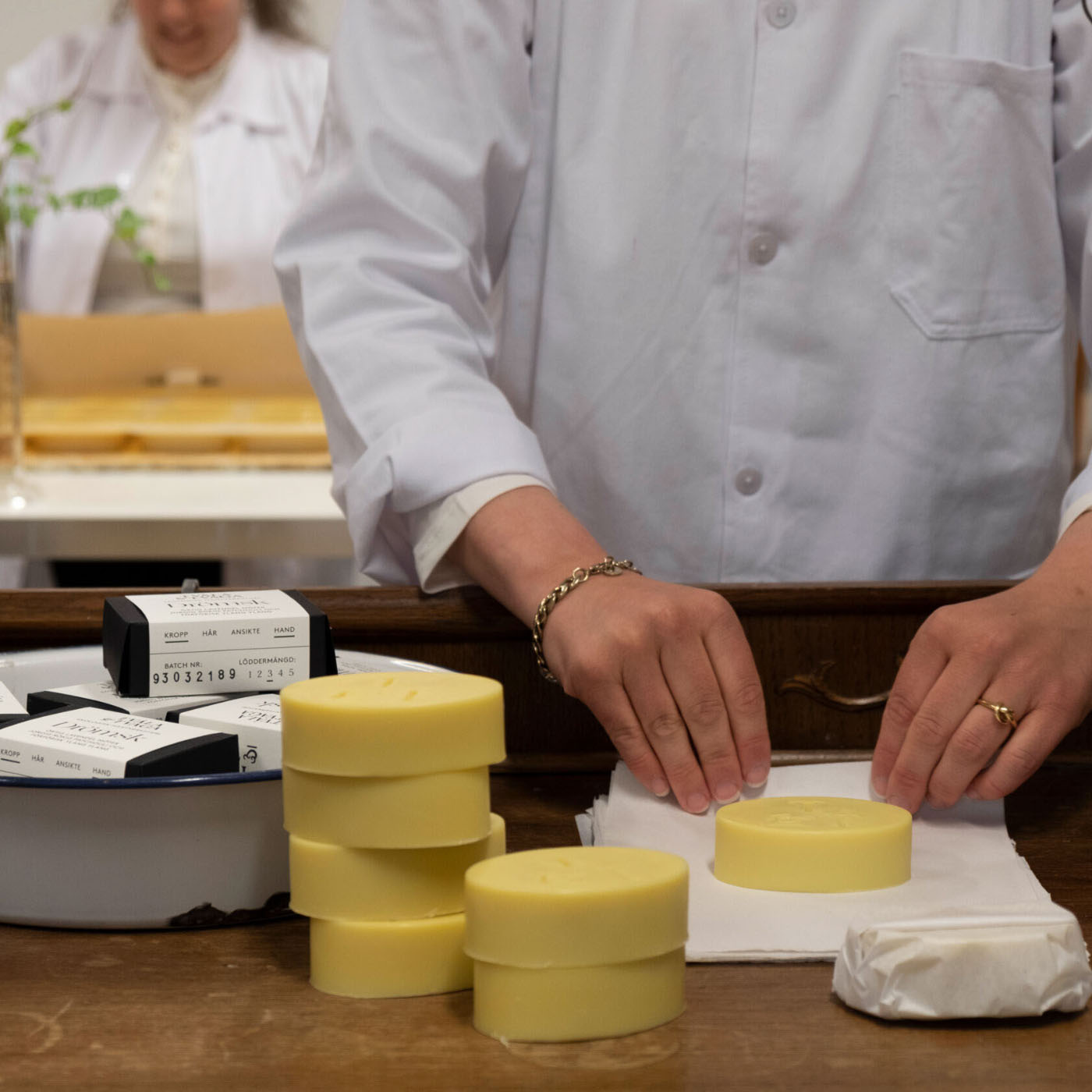 Närbild på hantverksmässig tillverkning av tvål Magnifik, handgjord i Göteborg