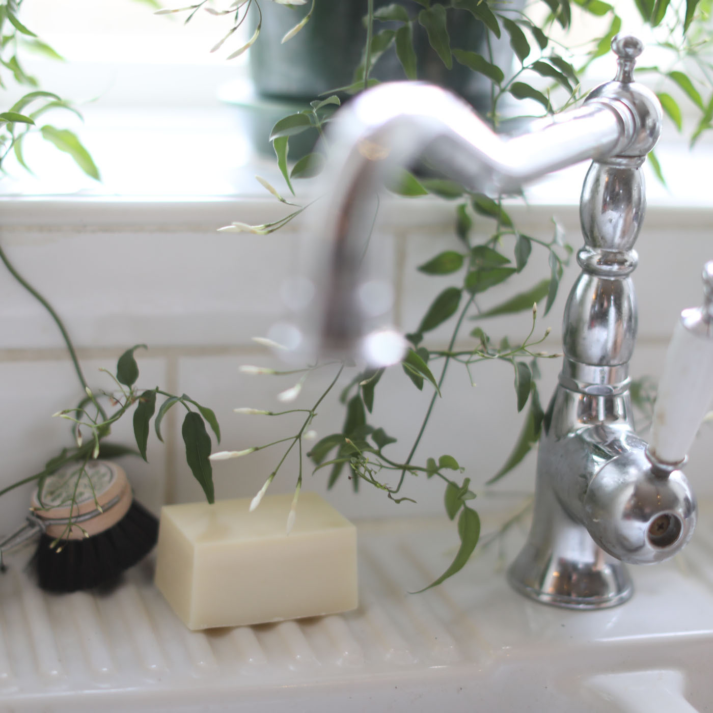  Diskmedlet Skina placerat på handfat – används även som handtvål