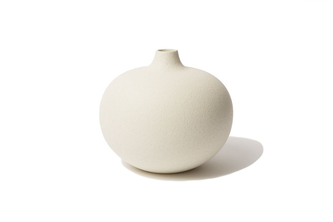 Elegant cremefärgad XL-vas från Lindform i matt keramik 