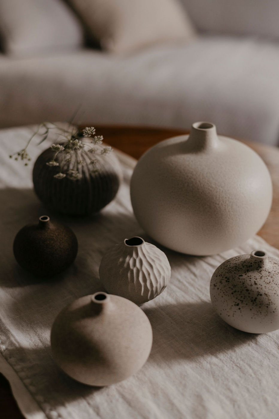 Vas tillsammans med mindre vaser i harmoniska färgtoner 