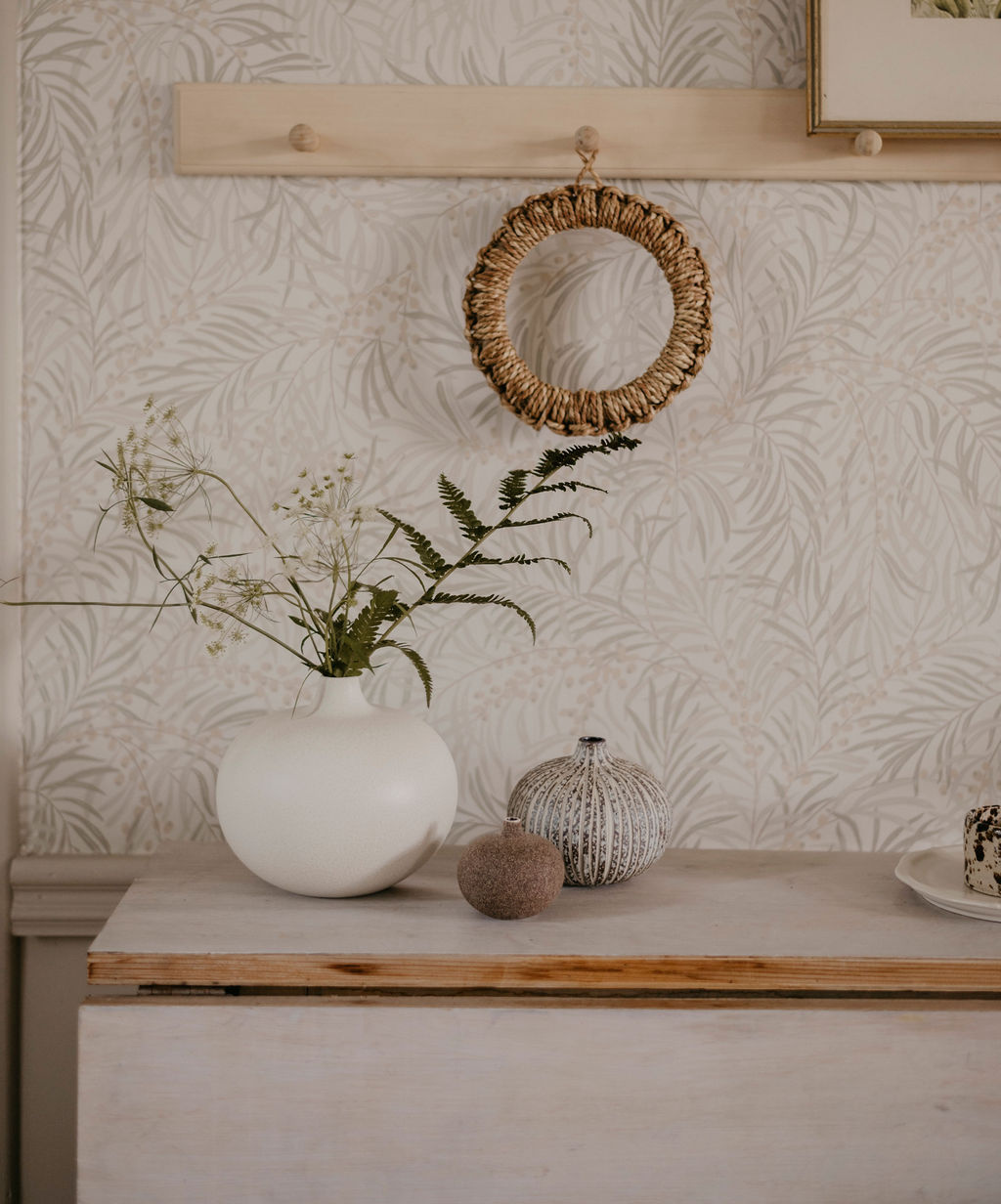 Vas på bänk under Carlshaga knopplist i hallmiljö 